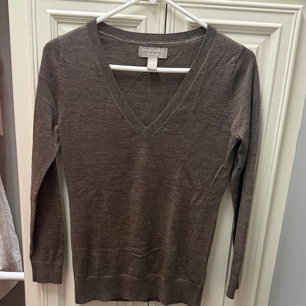 Banana Republic Women's Brown V-Neck Sweater 100% Marino Wool